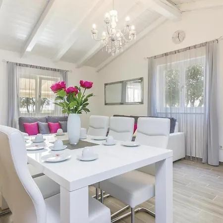 Lovely Home In Cubani * Bubani
