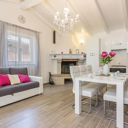 Lovely Home In Cubani